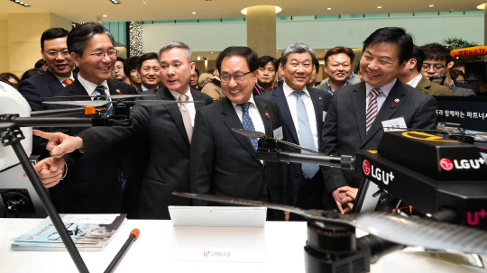 성윤모 산업통상자원부 장관(왼쪽부터), 하현회 LG 유플러스 부회장, 유영민 과학기술정보통신부 장관, 정도현 LG전자 대표이사, 홍종학 중소벤처기업부 장관이 22일 서울 강서구 마곡동 LG사이언스파크에서 열린 산업부·중소벤처기업부·과학기술정보통신부, 5G 현장방문 및 상생간담회에서 스마트드론을 살펴보고 있다.    연합뉴스